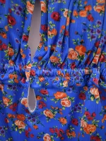 مایو زنانه یکسره دکلته گلدار از نمای نزدیک