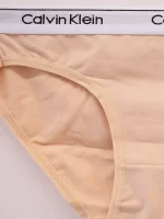شورت ست نیم تنه و شورت طرح کلوین کلاین برند طرفه رنگ بژ از نمای نزدیک